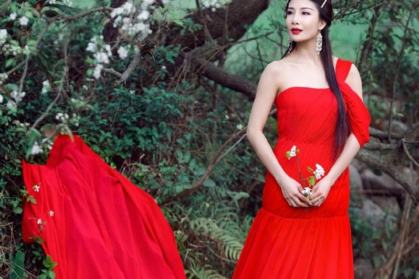 武汉江畔品茗，悠然茶香共夕阳